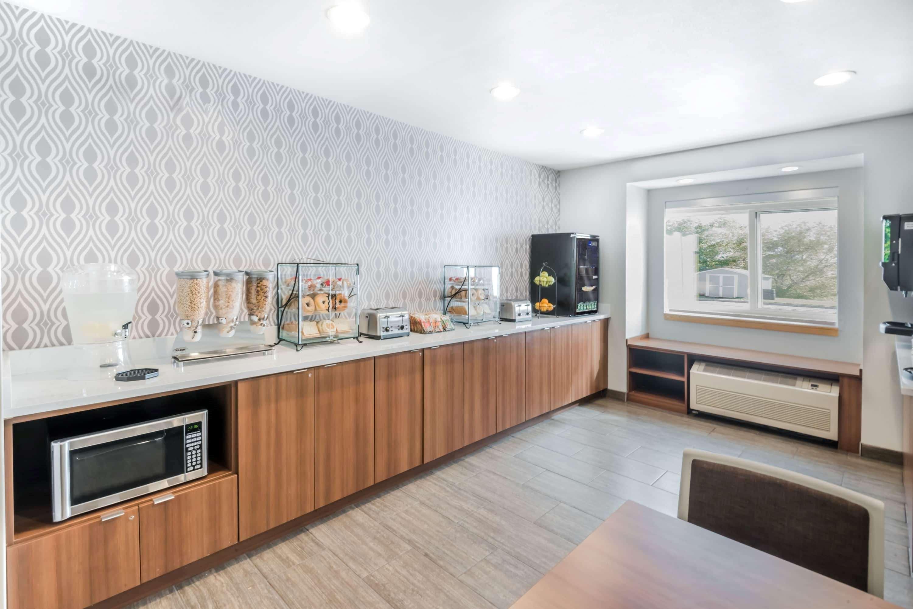 Microtel By Wyndham Victor Εξωτερικό φωτογραφία